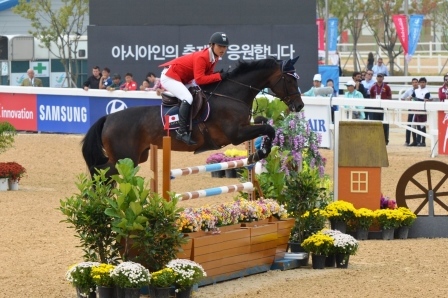 障害馬術 アンソニー・パールマン著　乗馬　馬 落馬で脊髄損傷、それでもあきらめない 1ミリずつ復帰を目指す